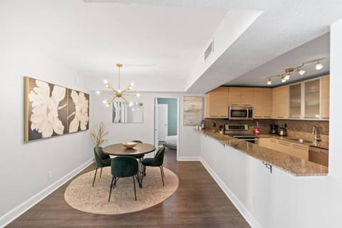 SUNNY ISLES 4BR Pool & Beach Access Apartment in Sunny Isles Beach