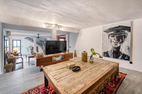 Villa Daybreak 5BR Modern Gem in Berawa , Canggu Villa in North Kuta