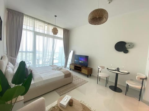 Bed, TV and multimedia, Living room, Seating area, Bedroom