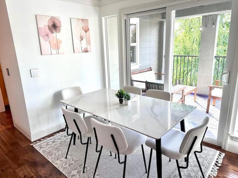 SunlightStays Burlingame Apartment in Burlingame