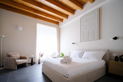 Bed, Photo of the whole room, Seating area, Bedroom, towels