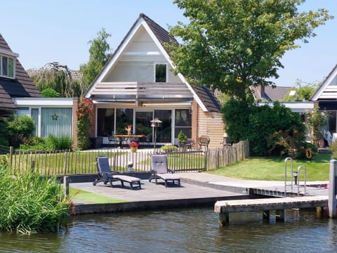 Property building, Natural landscape, Activities, Garden, Balcony/Terrace, Aqua park, Pets, Garden view, Pool view, River view, Sunrise, sunbed