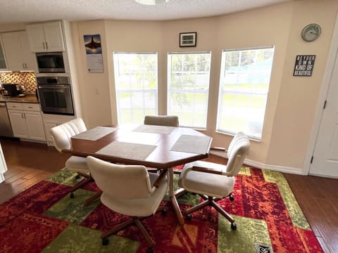 Kitchen or kitchenette, Seating area, Dining area, oven, pet friendly, stove