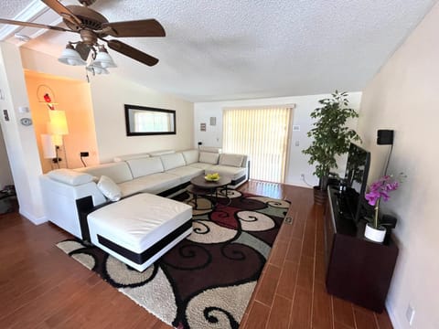 Communal lounge/ TV room, TV and multimedia, Seating area