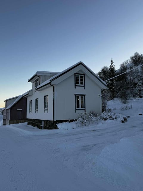 Traditional cabin in Lofoten - Seaside on a secluded street Cabin in Lofoten