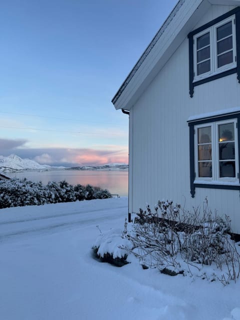 Traditional cabin in Lofoten - Seaside on a secluded street Cabin in Lofoten