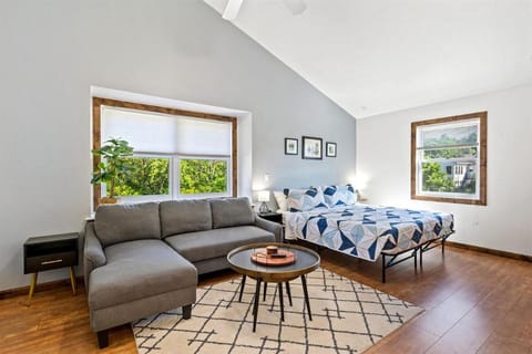 #1Downtown Spot Walk to Beach, Hot Tub & Pets OK House in Sister Bay