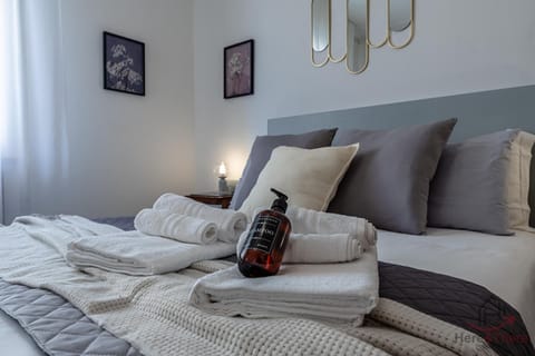 Bed, Bedroom, towels