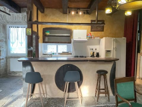 minibar, stove