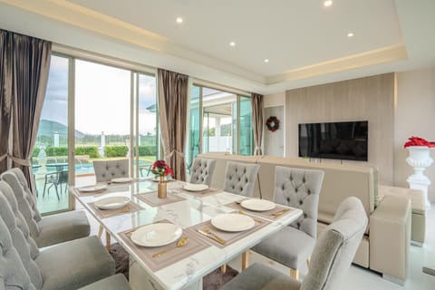 Living room, Seating area, Dining area