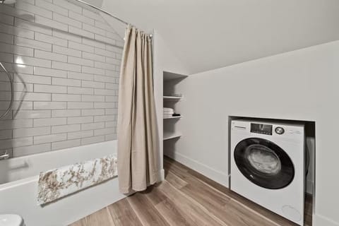 Walkable Lake Oswego Retreat Near Lake and Dining Ground Level - Dog Friendly! Apartment in Lake Oswego