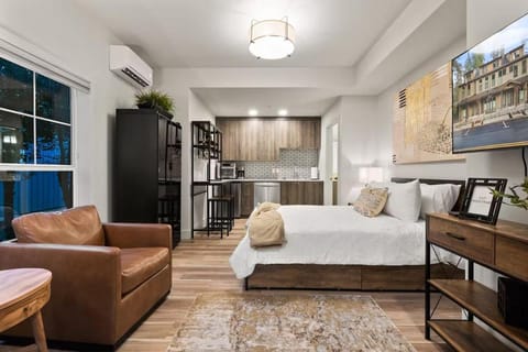 Walkable Lake Oswego Retreat Near Lake and Dining Ground Level - Dog Friendly! Apartment in Lake Oswego