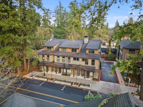 Walkable Lake Oswego Retreat Near Lake and Dining Ground Level - Dog Friendly! Apartment in Lake Oswego