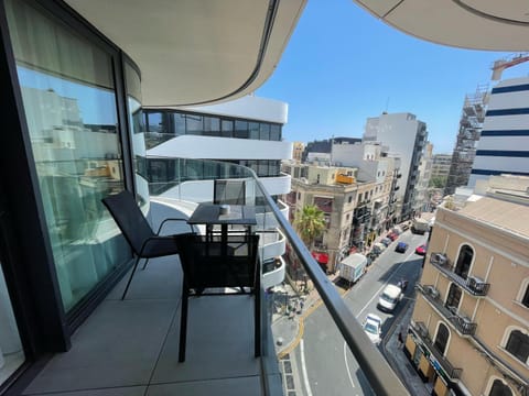 Property building, Patio, Day, Neighbourhood, Balcony/Terrace, Street view, Location, Parking