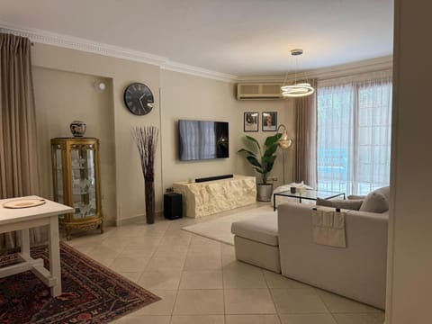 Communal lounge/ TV room, TV and multimedia, Living room, Seating area, air conditioner