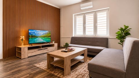 Communal lounge/ TV room, TV and multimedia, Living room, Seating area, Evening entertainment