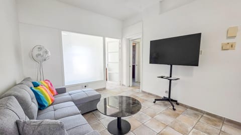 TV and multimedia, Living room, Seating area, Evening entertainment, air conditioner