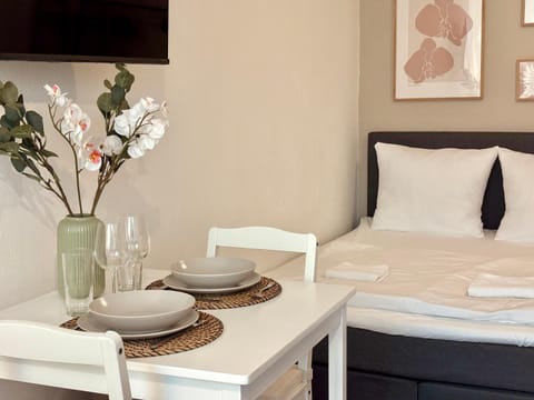 Bed, Photo of the whole room, Seating area, Dining area