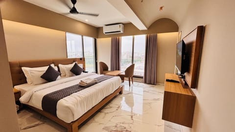 Bed, Photo of the whole room, City view, air conditioner