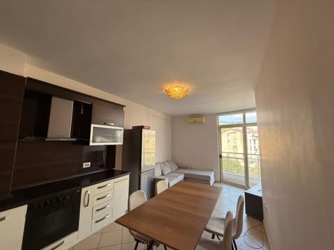 Kitchen or kitchenette, Dining area, oven, stove