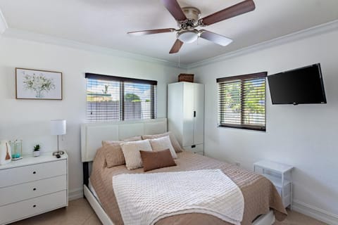 Bed, TV and multimedia, Bedroom