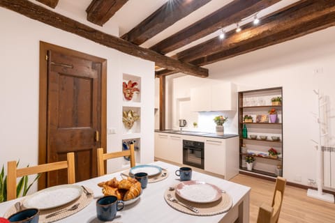Kitchen or kitchenette, Dining area, oven, stove