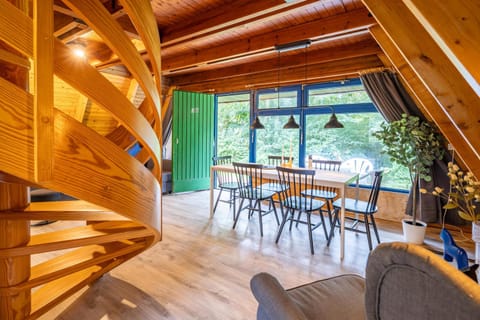 Seating area, Dining area