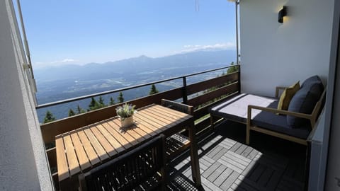 Natural landscape, View (from property/room), Balcony/Terrace, Balcony/Terrace, Seating area, Mountain view