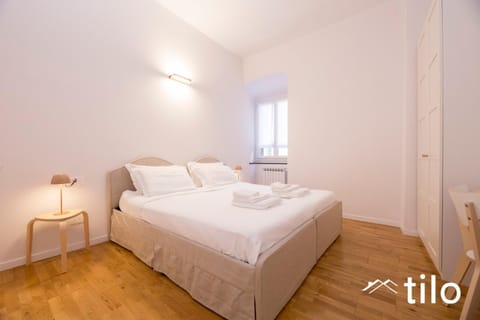 Photo of the whole room, Bedroom, Text overlay, towels