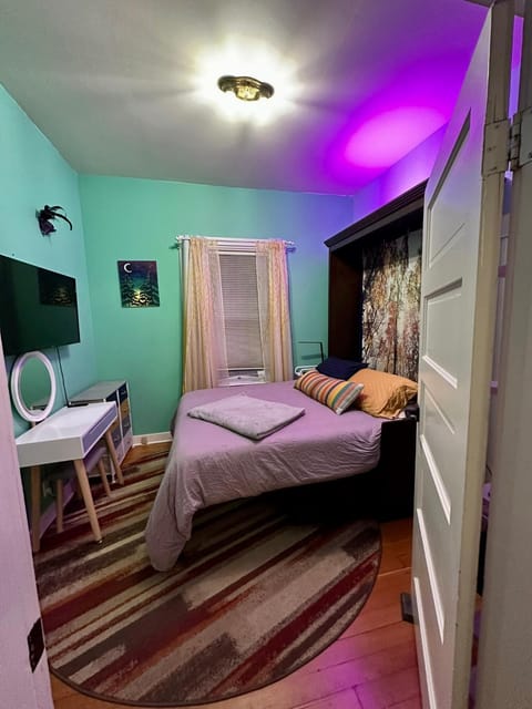 Bed, TV and multimedia, Bedroom