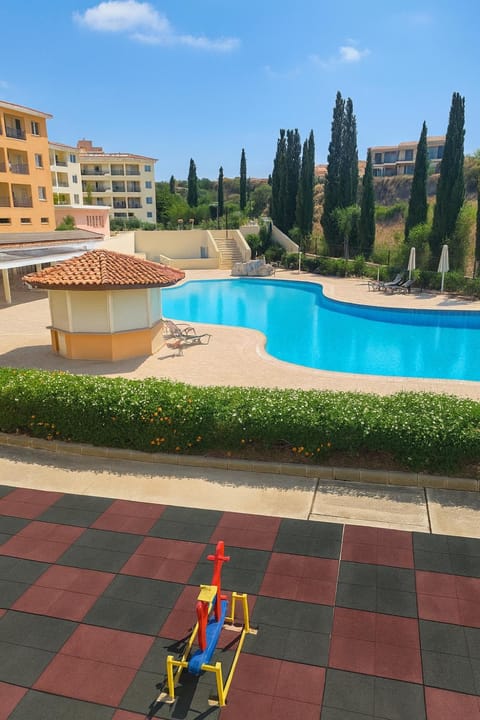 Property building, Day, Pool view, Swimming pool, sunbed