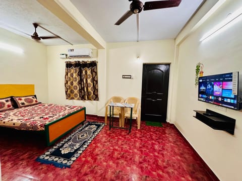 Bed, TV and multimedia, Photo of the whole room, Bedroom, air conditioner