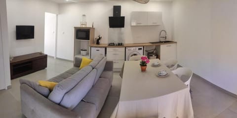 TV and multimedia, Living room, Seating area, Dining area, stove