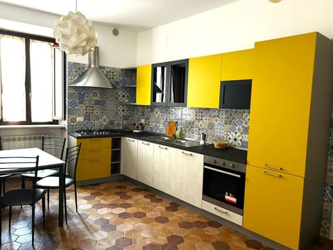 Kitchen or kitchenette, Dining area, dishwasher, oven, pet friendly