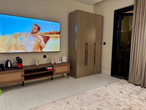 TV and multimedia, Coffee/tea facilities, wardrobe
