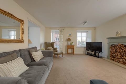 TV and multimedia, Living room, Seating area, Evening entertainment