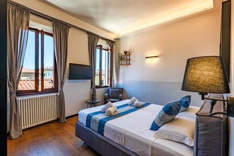 Bed, TV and multimedia, Photo of the whole room, Evening entertainment, Bedroom, internet