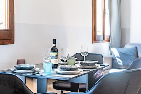 Living room, Food and drinks, Seating area, Dining area, Drinks