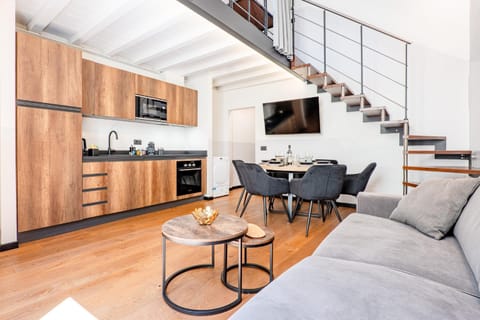 TV and multimedia, Kitchen or kitchenette, Living room, Seating area, Dining area