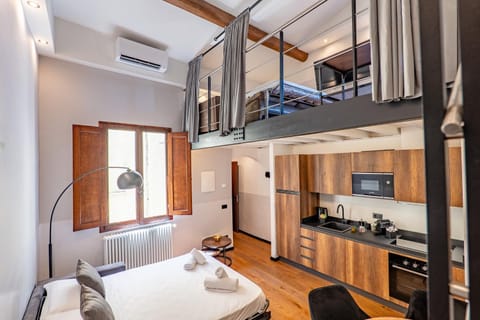Communal lounge/ TV room, Bed, TV and multimedia, Kitchen or kitchenette, Living room, Photo of the whole room, Seating area, Evening entertainment, Bedroom, wardrobe, air conditioner