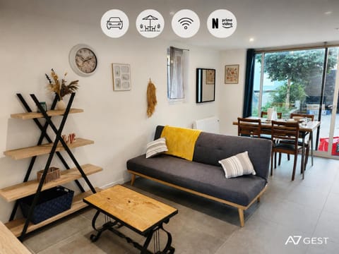 Living room, Seating area, Lunch