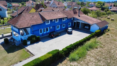 Property building, Day, Neighbourhood, Bird's eye view, Street view, Parking