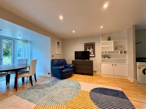 Communal lounge/ TV room, TV and multimedia, Living room, Seating area, Dining area, Evening entertainment