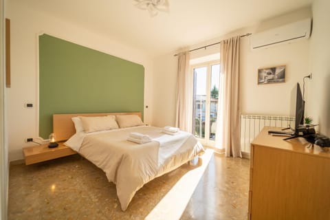 Bed, Photo of the whole room, Bedroom, air conditioner