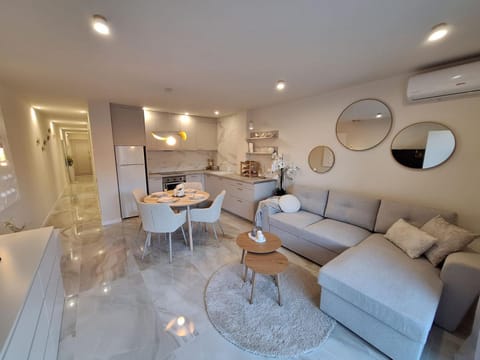 Kitchen or kitchenette, Living room, Seating area, Dining area, air conditioner