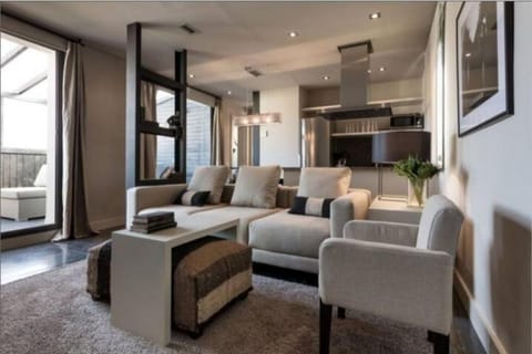 TV and multimedia, Kitchen or kitchenette, Living room, Seating area