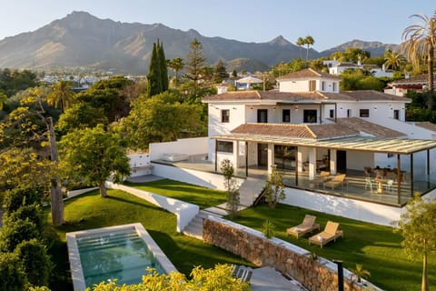 Property building, Day, Garden, Garden view, Mountain view, Pool view, Swimming pool, Swimming pool, sunbed