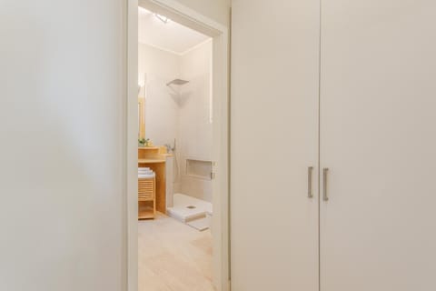 Toilet, Bathroom, towels