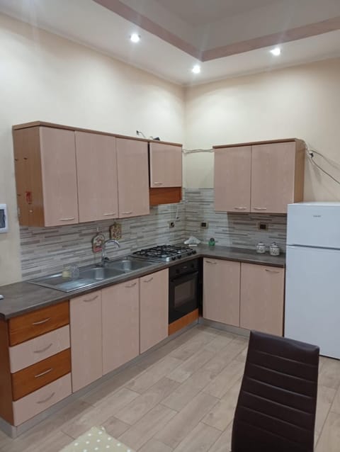 Kitchen or kitchenette, minibar, oven, stove
