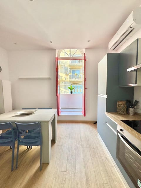 Balcony/Terrace, Kitchen or kitchenette, Dining area, oven, stove